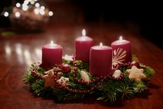 Adventskranz mit brennenden Kerzen